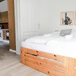 Private Rooms In Shared Apt At Central Location For Longstays